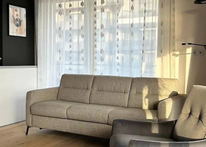 The Comfy Nest - Parking, King Size Bed, Smart Tv Apartment *