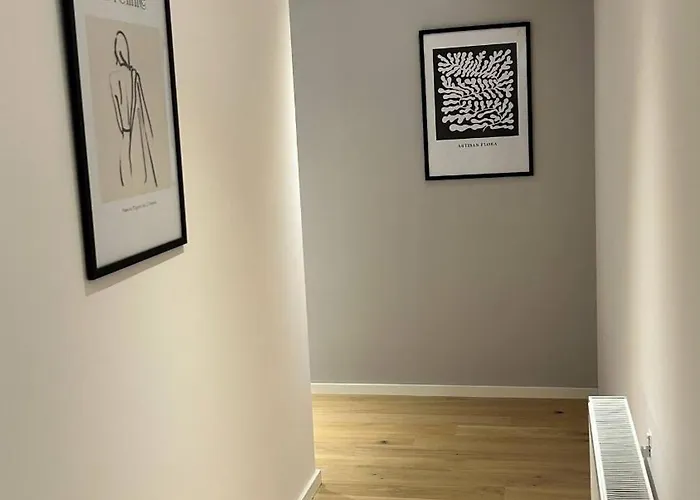 The Comfy Nest - Parking, King Size Bed, Smart Tv Apartment *